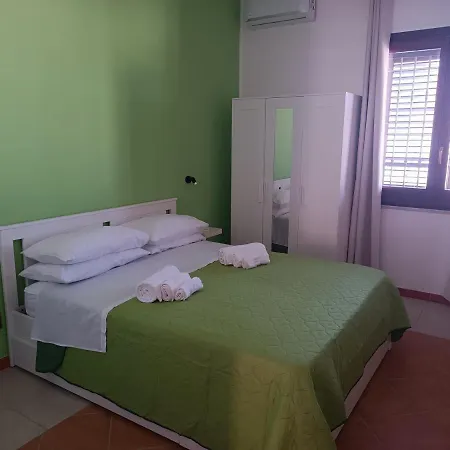לינה וארוחת בוקר Ilary's Home's 3*